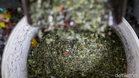 Untuk membuat paving block tersebut mereka mencampur sampah-sampah plastik yang sudah dicacah dengan semen dan pasir.
