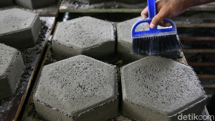 Sampah plastik bekas bungkus makanan dan minuman ringan yang tak ada nilai ekonomisnya bisa disulap menjadi produk berdaya guna dan bernilai jual di tangan orang kreatif.