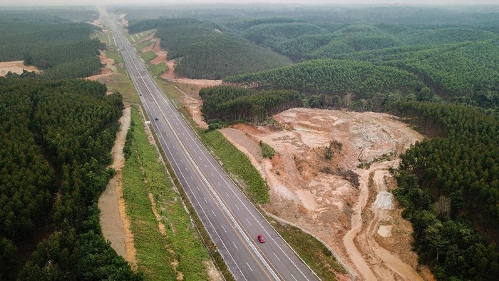Foto udara Tol Pekanbaru-Dumai di Riau, Sabtu (26/9/2020). Tol Pekanbaru-Dumai sepanjang 131,5 Kilometer ini baru saja diresmikan oleh Presiden Joko Widodo pada 26 September kemarin dan merupakan bagian dari Tol Trans Sumatera sepanjang 2.878 kilometer. ANTARA FOTO/FB Anggoro/wsj.