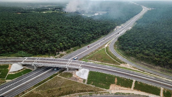 Foto udara Tol Pekanbaru-Dumai di Riau, Sabtu (26/9/2020). Tol Pekanbaru-Dumai sepanjang 131,5 Kilometer ini baru saja diresmikan oleh Presiden Joko Widodo pada 26 September kemarin dan merupakan bagian dari Tol Trans Sumatera sepanjang 2.878 kilometer. ANTARA FOTO/FB Anggoro/wsj.