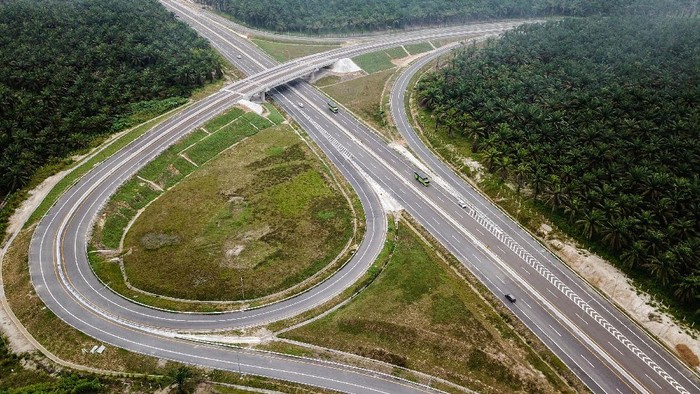 Foto udara Tol Pekanbaru-Dumai di Riau, Sabtu (26/9/2020). Tol Pekanbaru-Dumai sepanjang 131,5 Kilometer ini baru saja diresmikan oleh Presiden Joko Widodo pada 26 September kemarin dan merupakan bagian dari Tol Trans Sumatera sepanjang 2.878 kilometer. ANTARA FOTO/FB Anggoro/wsj.