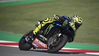 Tahun 2020 jadi musim tersulit buat Rossi. Posisinya mulai melorot ke posisi 15. Ini jadi tahun terakhir Rossi berseragam tim pabrikan. Foto: Getty Images/Mirco Lazzari gp