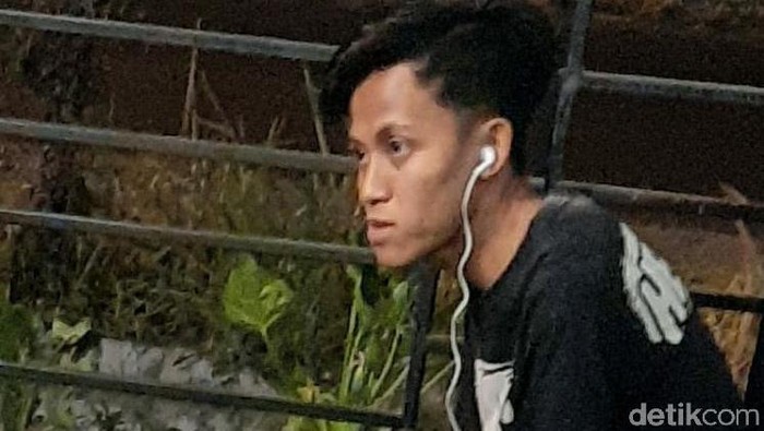 viral pemuda beri makan kucing tiap malam