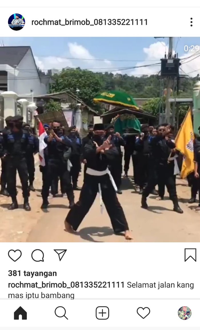 viral pesilat iringi pemakaman polisi