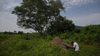 Seorang warga desa berdoa untuk seekor gajah betina liar dewasa sebelum dikuburkan di hutan cagar alam Rani, di Gauhati, India, Sabtu (26/9/2020).