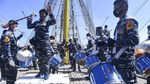 Aksi Para Taruna AAL Berlatih Drumband di KRI Bima Suci