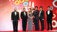 Yuko Takeuchi berpose dengan aktor dan aktris Jepang lainnya di ajang Tokyo International Film Festival pada 20 Oktober 2007. Foto: Getty Images/Koki Nagahama