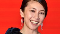 Senyum Yuko Takeuchi saat menghadiri pembukaan Tokyo International Film Festival 2015 di Roppongi Hills.  Foto: Getty Images/Koki Nagahama