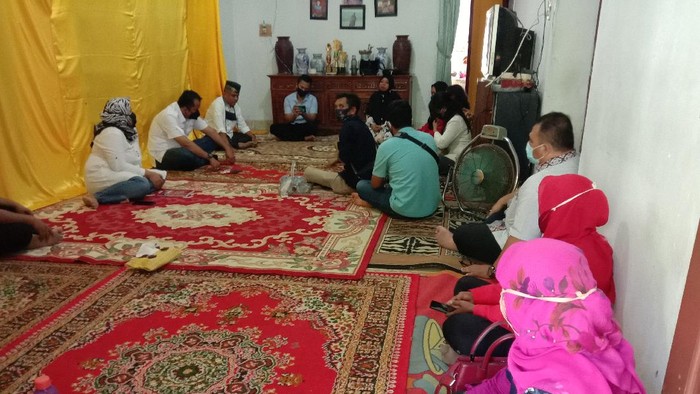Aulia Rachman bertemu guru honorer di Medan. (Foto: Ahmad Arfah/detikcom)