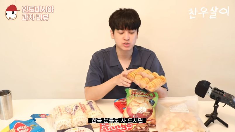 Chanwoo iKON Cicip Kerupuk dan Keripik Singkong