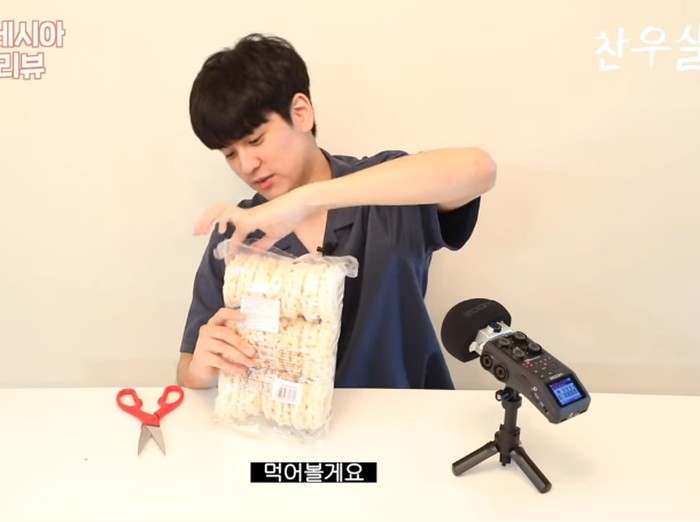 Chanwoo iKON Cicip Kerupuk dan Keripik Singkong