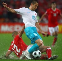 Sebagai atlet profesional, Emre pernah bermain untuk klub-klub besar Turki seperti Galatasaray, Fenerbahce dan Besikta. Semasa kariernya, pria 46 tahun ini pernah memperkuat timnas Turki di Piala Dunia 2002. (Foto: Getty Images/Laurence Griffiths)