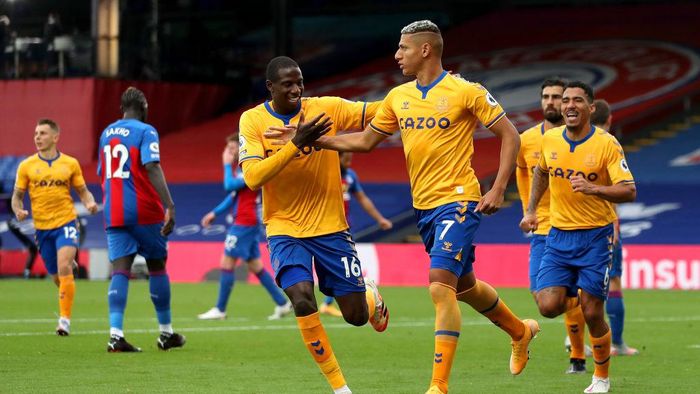 Everton LONDON, ENGLAND - SEPTEMBER 26: Richarlison of Everton celebrates with teammate Abdoulaye Doucoure after scoring his sides second goal during the Premier League match between Crystal Palace and Everton at Selhurst Park on September 26, 2020 in London, England. Sporting stadiums around the UK remain under strict restrictions due to the Coronavirus Pandemic as Government social distancing laws prohibit fans inside venues resulting in games being played behind closed doors. (Photo by Bradley Collyer - Pool/Getty Images)