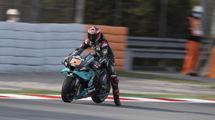 BARCELONA, SPAIN - SEPTEMBER 26: Fabio Quartararo of France and Petronas Yamaha SRT heads down a straight during the MotoGP of Catalunya: Qualifying during qualifying for the MotoGP of Catalunya at Circuit de Barcelona-Catalunya on September 26, 2020 in Barcelona, Spain. (Photo by Mirco Lazzari gp/Getty Images)