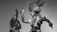 Di foto ini, mereka tampak luwes menari dengan pakaian lengkap adat Lampung.  Foto: Nikita Willy/ Instagram