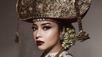 Nikita Willy mengenakan pakaian adat Lampung di sesi foto prewedding kali ini. Foto: Nikita Willy/ Instagram