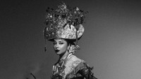 Pesinetron itu mengunggah fotonya dengan keterangan Siger Pepadun atau mahkota pengantin perempuan Lampung dengan bentuk segitiga, berwarna emas, dan punya lekuk berjumlah sembilan atau tujuh. Foto: Nikita Willy/ Instagram