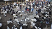 Sejumlah pedagang dan pembeli tampak beraktivitas di Pasar Seton yang berada di kawasan Pandanrejo, Kaligesing, Purworejo, Jawa Tengah, Sabtu (26/9/2020). 
