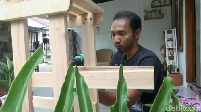 Gilang pembuat kerajinan asal Subang.