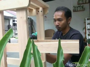 Pedagang Ini Menjadi Perajin Kayu Limbah di Masa Pandemi