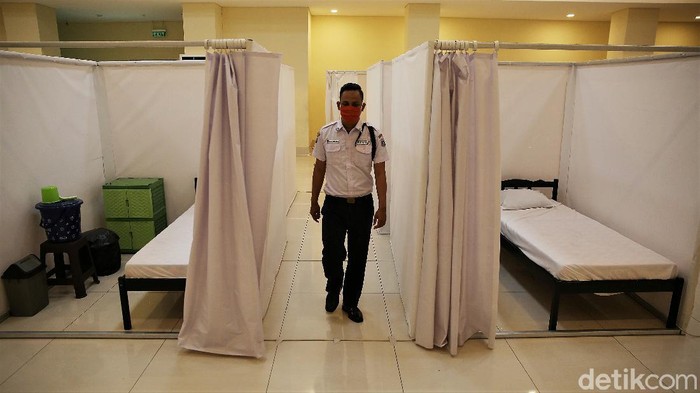 GOR Pademangan siapkan 30 bilik isolasi bagi pasien COVID-19. Sejumlah fasilitas disediakan bagi mereka yang akan melakukan isolasi mandiri di sana.