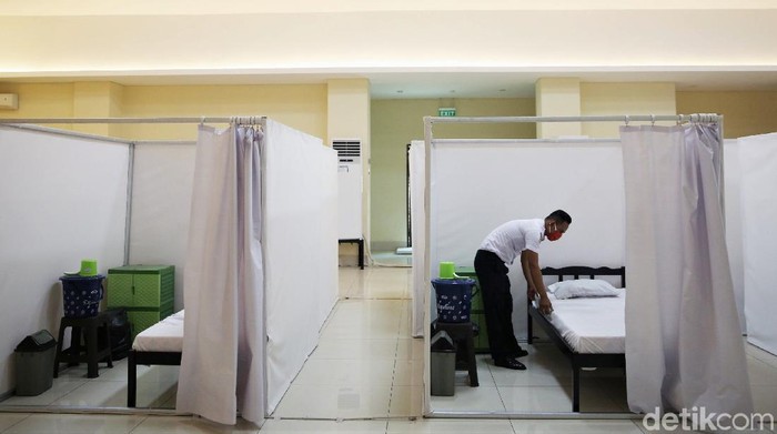 GOR Pademangan siapkan 30 bilik isolasi bagi pasien COVID-19. Sejumlah fasilitas disediakan bagi mereka yang akan melakukan isolasi mandiri di sana.