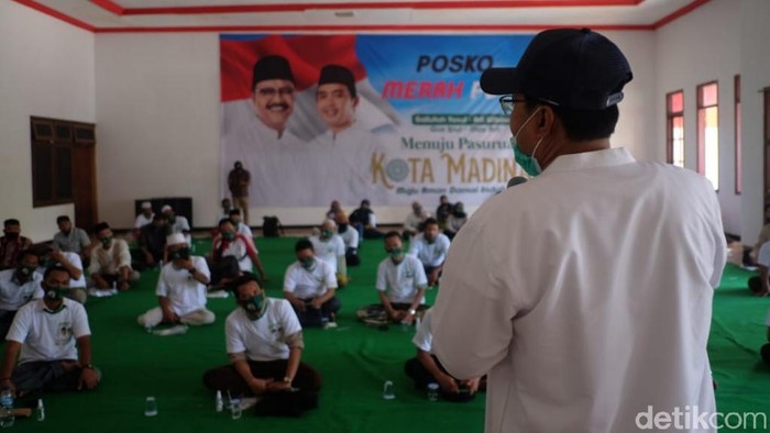 Gus Ipul Saat Menerima Relawan di Awak Kampanye