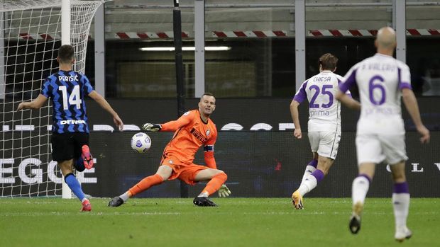 Fiorentina's Federico Chiesa, second right, scores his side's third goal during the Serie A soccer match between Inter Milan and Fiorentina at the San Siro stadium in Milan, Italy, Saturday, Sept. 26, 2020. (AP Photo/Luca Bruno)