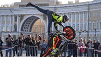 Acara ini diakhiri dengan unjuk keterampilan dan aksi di Gorky Park oleh polisi lalu lintas dan layanan darurat. AP Photo/Dmitri Lovetsky.