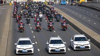 Pengendara sepeda motor di Moskow berpawai di jalan-jalan ibu kota Rusia untuk merayakan akhir musim sepeda motor musim panas. AP Photo/Alexander Zemlianichenko.