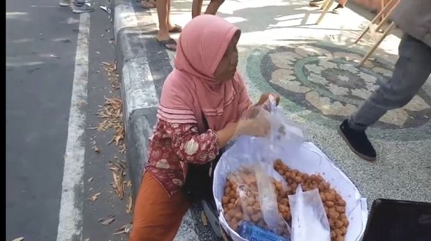 Keren Ibu Penjual Kue Ini Jago Bahasa  Inggris 