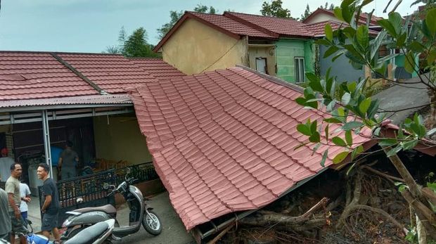 Lima rumah warga di Bengkulu rusak diterjang puting beliung, Sabtu (26/9/2020)