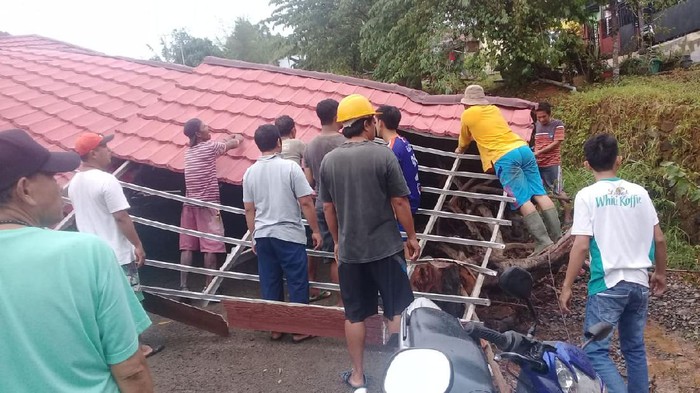 Lima rumah warga di Bengkulu rusak diterjang puting beliung, Sabtu (26/9/2020)