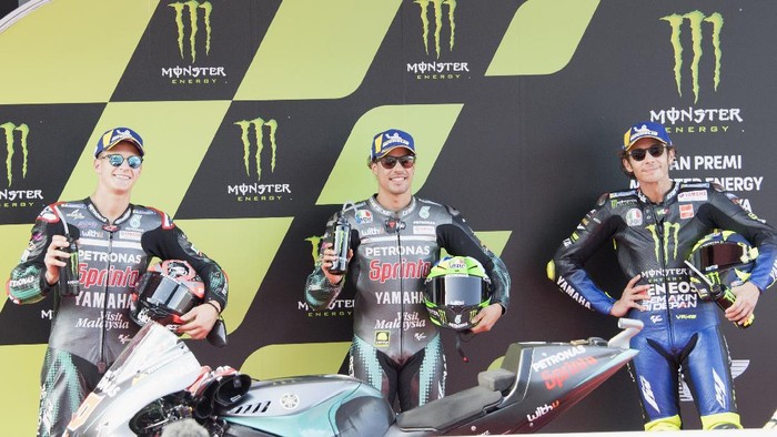 BARCELONA, SPAIN - SEPTEMBER 26: (L-R) Franco Morbidelli of Italy and Petronas Yamaha SRT, Fabio Quartararo of France and Petronas Yamaha SRT  and Valentino Rossi of Italy and Monster Energy Yamaha MotoGP Team celebrate at the end of the MotoGP qualifying practice  during qualifying for the MotoGP of Catalunya at Circuit de Barcelona-Catalunya on September 26, 2020 in Barcelona, Spain. (Photo by Mirco Lazzari gp/Getty Images)