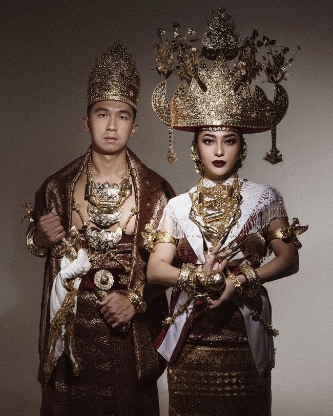 Nikita Willy tampak anggun, sementara Indra terlihat gagah. Pasangan yang bertunangan pada 26 Juli itu bak raja dan ratu Lampung.  Foto: Fotografer: Hakim Satrio (Instagram)