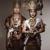 Nikita Willy tampak anggun, sementara Indra terlihat gagah. Pasangan yang bertunangan pada 26 Juli itu bak raja dan ratu Lampung.  Foto: Fotografer: Hakim Satrio (Instagram)