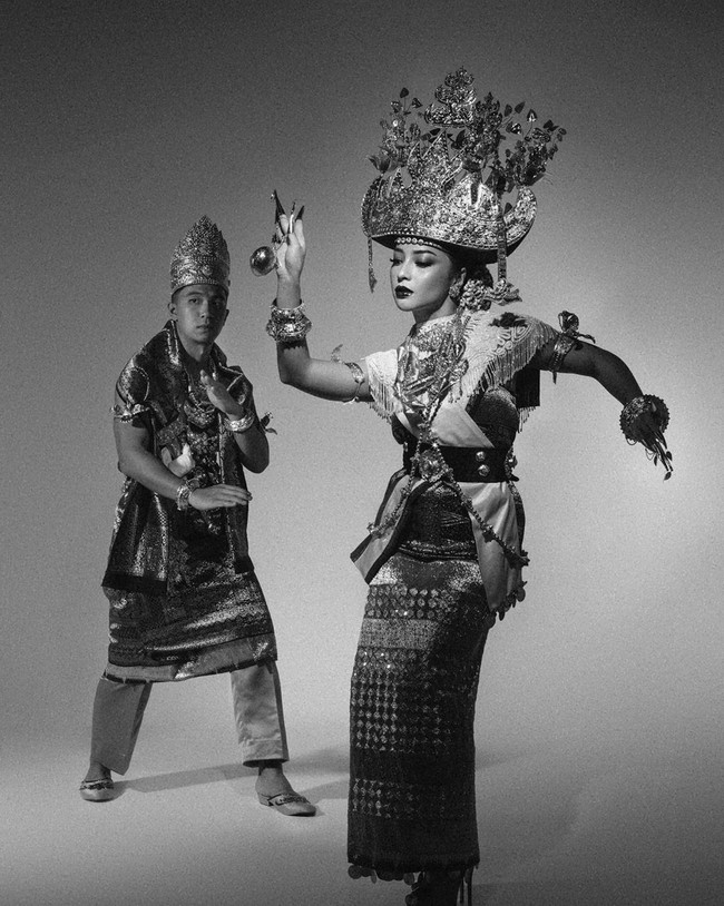 Dalam prewedding adat lampung tersebut, Nikita dan Indra berpose seperti sedang menari.  Foto: Fotografer: Hakim Satrio (Instagram)