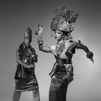 Dalam prewedding adat lampung tersebut, Nikita dan Indra berpose seperti sedang menari.  Foto: Fotografer: Hakim Satrio (Instagram)