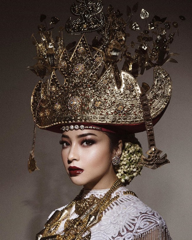 Nikita Willy mempesona dengan memakai Siger Pepadun. Siger Pepadun sendiri merupakan mahkota pengantin wanita Lampung dengan bentuk segitiga, berwarna emas dan memiliki lekuk berjumlah sembilan atau tujuh. Foto: Fotografer: Hakim Satrio (Instagram)