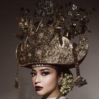Nikita Willy mempesona dengan memakai Siger Pepadun. Siger Pepadun sendiri merupakan mahkota pengantin wanita Lampung dengan bentuk segitiga, berwarna emas dan memiliki lekuk berjumlah sembilan atau tujuh. Foto: Fotografer: Hakim Satrio (Instagram)