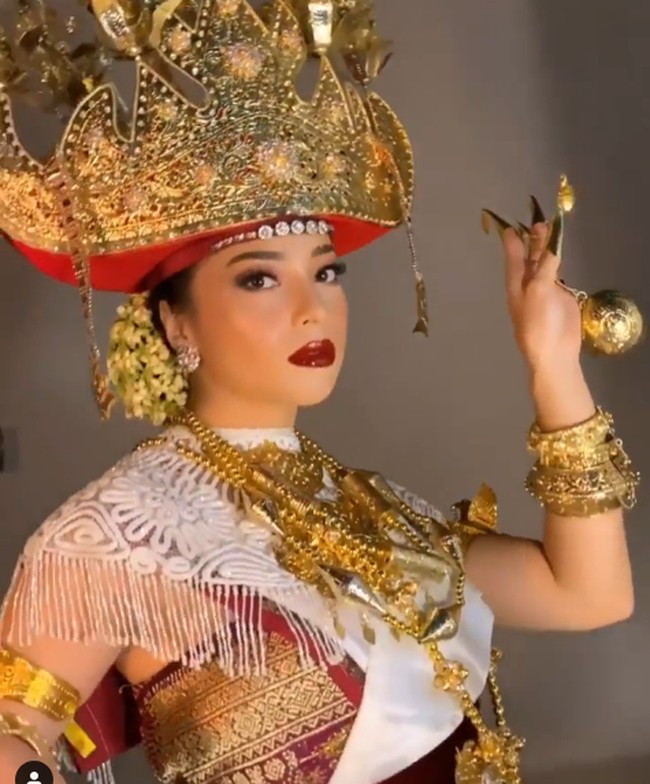 Pesinetron 26 tahun itu pun tampak semakin cantik dengan makeup glamour. Nikita tampil dengan lipstik merah dan riasan mata bernuansa gold.  Foto: Fotografer: Hakim Satrio (Instagram)