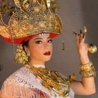 Pesinetron 26 tahun itu pun tampak semakin cantik dengan makeup glamour. Nikita tampil dengan lipstik merah dan riasan mata bernuansa gold.  Foto: Fotografer: Hakim Satrio (Instagram)