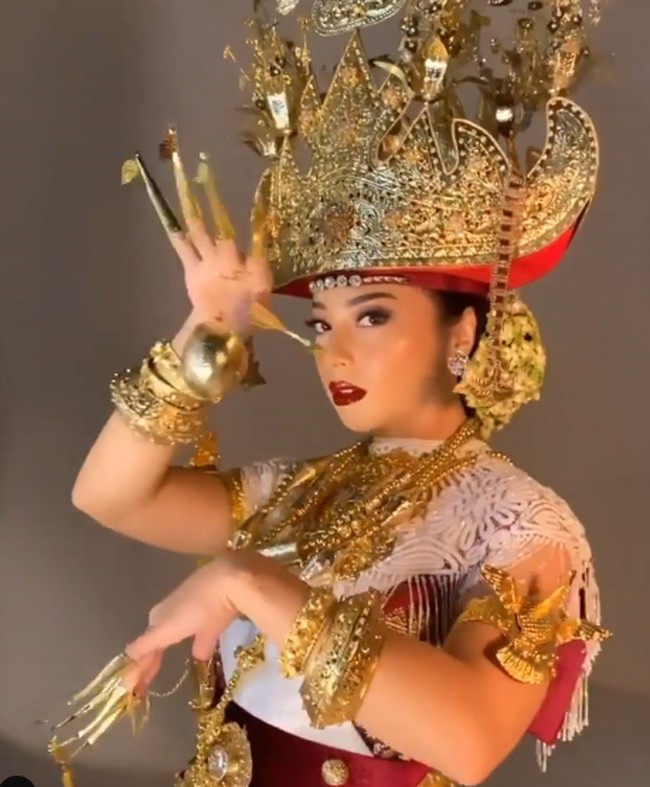 Nikita Willy dan tunangannya Indra Priawan yang merupakan bos Blue Bird kembali membagikan foto-foto prewedding terbaru. Setelah menjalani serangkaian foto prewedding berbagai tema, kini Nikita Willy dan Indra tampil dengan busana adat Lampung.  Foto: Fotografer: Hakim Satrio (Instagram)