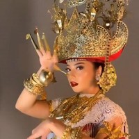 Nikita Willy dan tunangannya Indra Priawan yang merupakan bos Blue Bird kembali membagikan foto-foto prewedding terbaru. Setelah menjalani serangkaian foto prewedding berbagai tema, kini Nikita Willy dan Indra tampil dengan busana adat Lampung.  Foto: Fotografer: Hakim Satrio (Instagram)