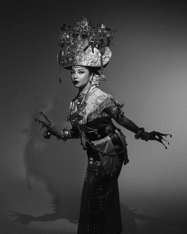 Di foto lainnya, giliran Nikita yang menari sendirian. Tampak Nikita gemulai dalam menarikan tarian lampung. Nikita sendiri memiliki darah Minangkabau, sementara Indra berdarah Lampung.  Foto: Fotografer: Hakim Satrio (Instagram)