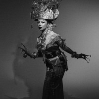 Di foto lainnya, giliran Nikita yang menari sendirian. Tampak Nikita gemulai dalam menarikan tarian lampung. Nikita sendiri memiliki darah Minangkabau, sementara Indra berdarah Lampung.  Foto: Fotografer: Hakim Satrio (Instagram)