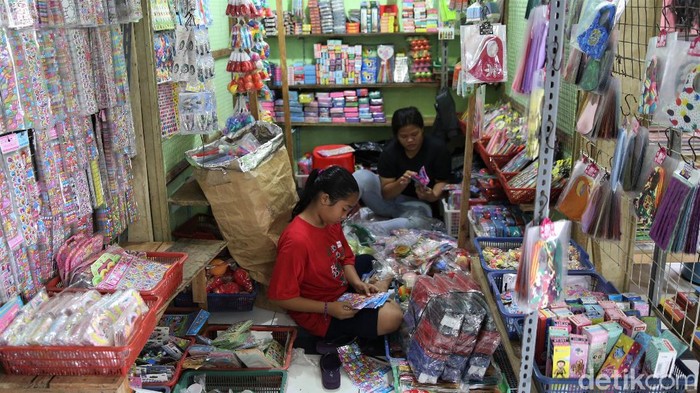 Pandemi COVID-19 berdampak pada aktivitas jual beli di Pasar Gembrong, Jakarta. Para pedagang di sana mengatakan omzet mereka menurun imbas pandemi tersebut.