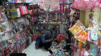 Sembari menunggu pembeli tak jarang para pedagang beraktivitas di dalam kios yang berada di kawasan Pasar Gembrong Baru, Jakarta, tersebut.
