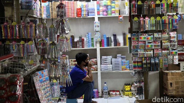Pandemi COVID-19 berdampak pada aktivitas jual beli di Pasar Gembrong, Jakarta. Para pedagang di sana mengatakan omzet mereka menurun imbas pandemi tersebut.