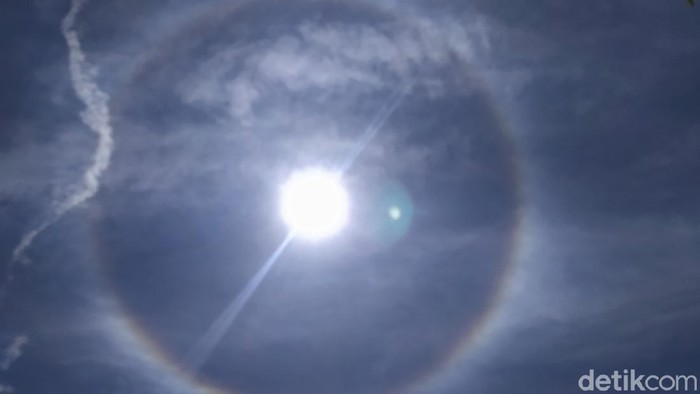 Penampakan Fenomena Halo Matahari di Langit Jawa Timur Fenomena halo matahari terlihat di atas langit Jawa Timur. Seperti apa potretnya? Yuk, lihat.